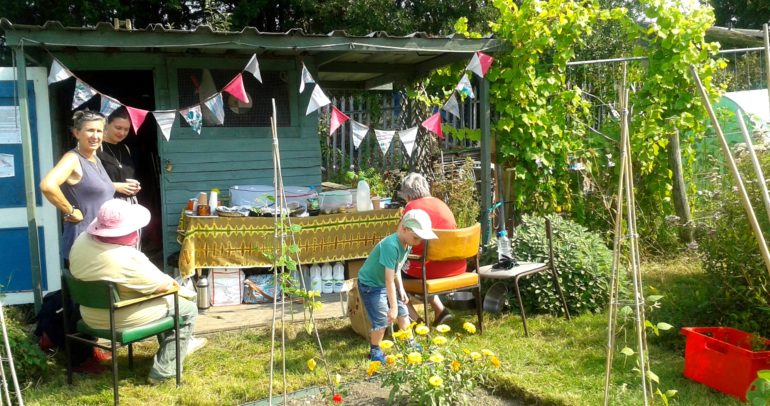 Image for the news article titled Prospect Corner Community Allotment Open Afternoon Success with Transition Dover. Begleiten Sie sie für Shakespeare Strand Clean Up 17. September.