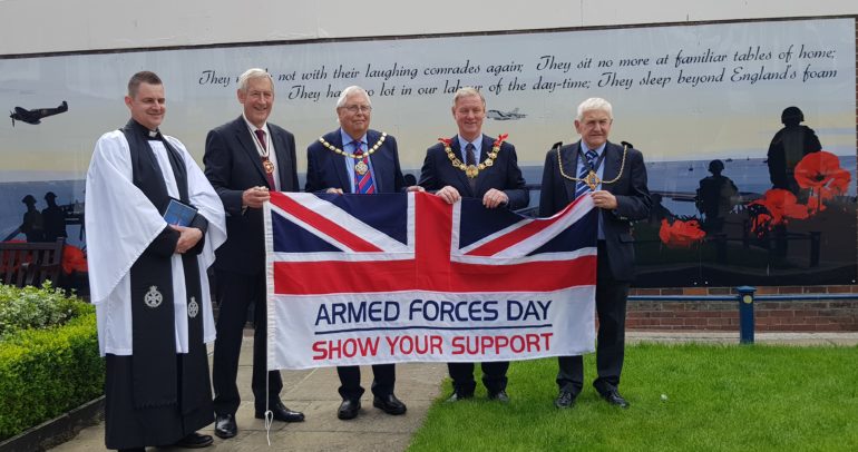 Zdjęcie artykułu prasowego zatytułowanego Rada Miasta Dover wywiesza flagę z okazji Dnia Sił Zbrojnych