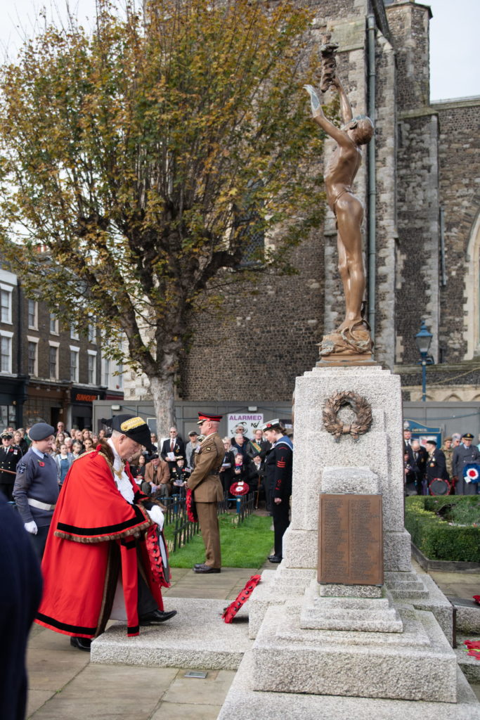Svētdienas atceres dievkalpojums un parādes Doveras kara memoriāls –...